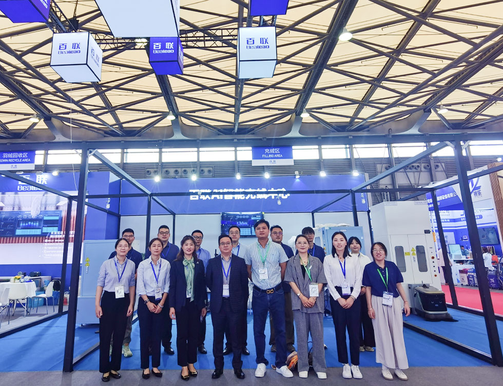 百聯(lián)AI智能充絨中心現(xiàn)身2025中國國際縫制設備展覽會
